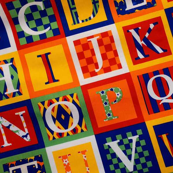 Ace Patchworkstoff Alphabet und Zahlenblock weiß, orange, rot, gelb, blau, grün